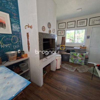Casa com 190m², 2 quartos (sendo 2 suítes), 2 garagens, no bairro Ponta das Canas em Florianópolis