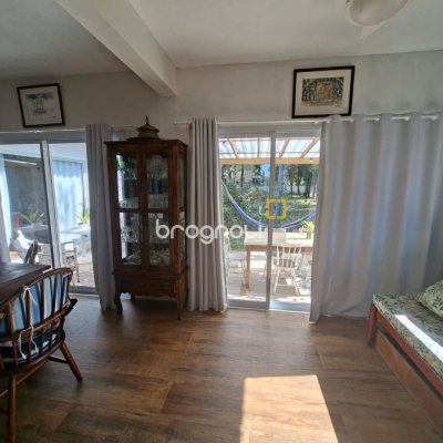 Casa com 190m², 2 quartos (sendo 2 suítes), 2 garagens, no bairro Ponta das Canas em Florianópolis