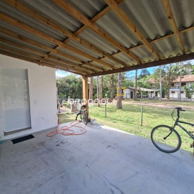 Casa com 190m², 2 quartos (sendo 2 suítes), 2 garagens, no bairro Ponta das Canas em Florianópolis