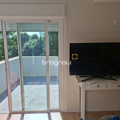 Casa com 190m², 2 quartos (sendo 2 suítes), 2 garagens, no bairro Ponta das Canas em Florianópolis