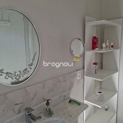 Casa com 190m², 2 quartos (sendo 2 suítes), 2 garagens, no bairro Ponta das Canas em Florianópolis