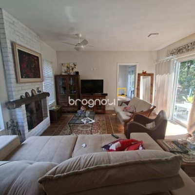 Casa com 190m², 2 quartos (sendo 2 suítes), 2 garagens, no bairro Ponta das Canas em Florianópolis