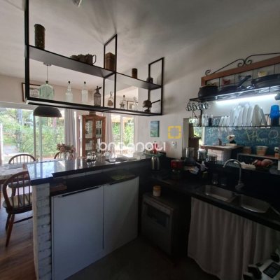 Casa com 190m², 2 quartos (sendo 2 suítes), 2 garagens, no bairro Ponta das Canas em Florianópolis