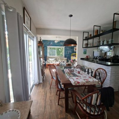 Casa com 190m², 2 quartos (sendo 2 suítes), 2 garagens, no bairro Ponta das Canas em Florianópolis