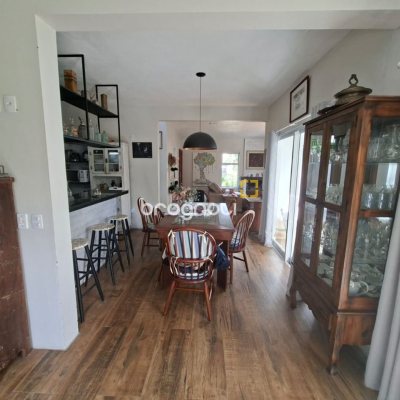 Casa com 190m², 2 quartos (sendo 2 suítes), 2 garagens, no bairro Ponta das Canas em Florianópolis