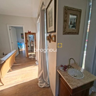 Casa com 190m², 2 quartos (sendo 2 suítes), 2 garagens, no bairro Ponta das Canas em Florianópolis