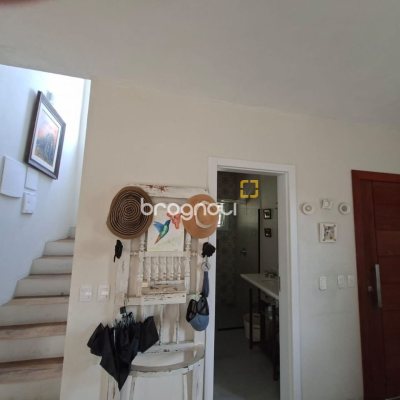 Casa com 190m², 2 quartos (sendo 2 suítes), 2 garagens, no bairro Ponta das Canas em Florianópolis