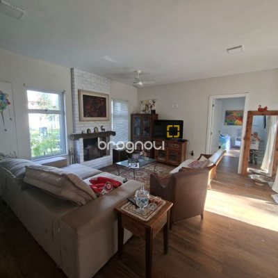 Casa com 190m², 2 quartos (sendo 2 suítes), 2 garagens, no bairro Ponta das Canas em Florianópolis