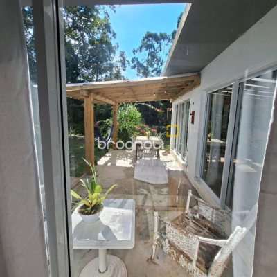 Casa com 190m², 2 quartos (sendo 2 suítes), 2 garagens, no bairro Ponta das Canas em Florianópolis