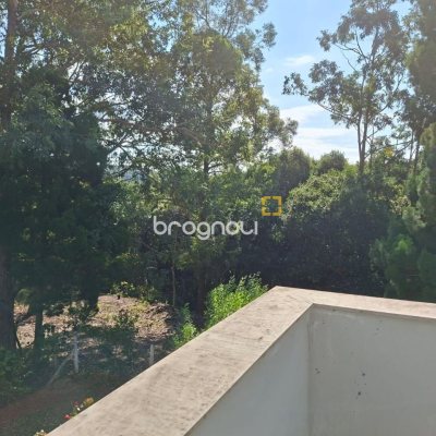 Casa com 190m², 2 quartos (sendo 2 suítes), 2 garagens, no bairro Ponta das Canas em Florianópolis