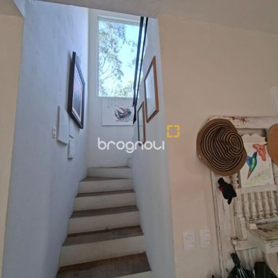 Casa com 190m², 2 quartos (sendo 2 suítes), 2 garagens, no bairro Ponta das Canas em Florianópolis