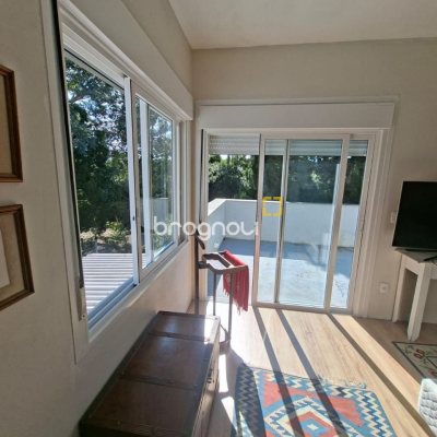 Casa com 190m², 2 quartos (sendo 2 suítes), 2 garagens, no bairro Ponta das Canas em Florianópolis
