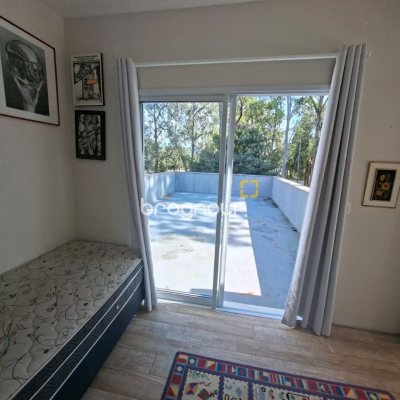 Casa com 190m², 2 quartos (sendo 2 suítes), 2 garagens, no bairro Ponta das Canas em Florianópolis