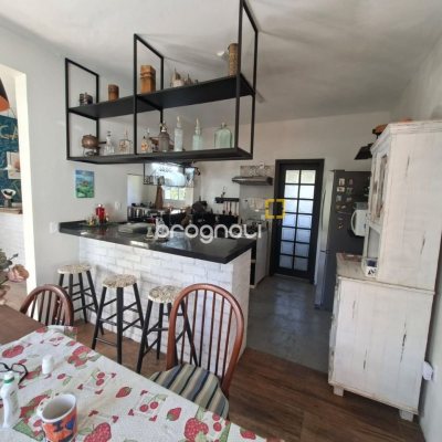 Casa com 190m², 2 quartos (sendo 2 suítes), 2 garagens, no bairro Ponta das Canas em Florianópolis