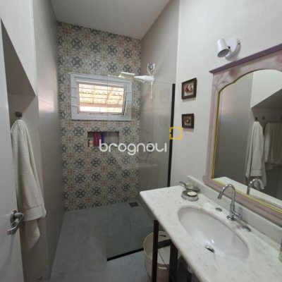 Casa com 190m², 2 quartos (sendo 2 suítes), 2 garagens, no bairro Ponta das Canas em Florianópolis