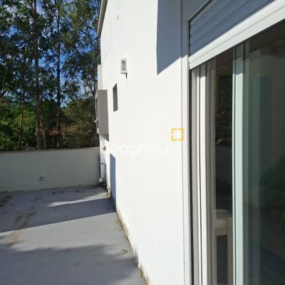 Casa com 190m², 2 quartos (sendo 2 suítes), 2 garagens, no bairro Ponta das Canas em Florianópolis