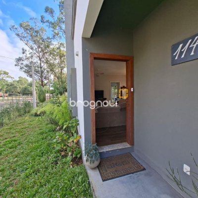Casa com 190m², 2 quartos (sendo 2 suítes), 2 garagens, no bairro Ponta das Canas em Florianópolis