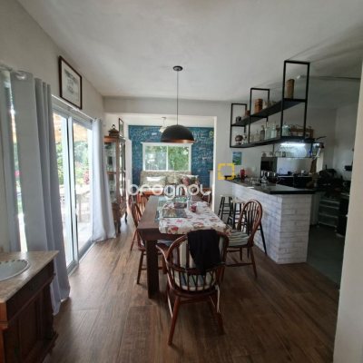Casa com 190m², 2 quartos (sendo 2 suítes), 2 garagens, no bairro Ponta das Canas em Florianópolis