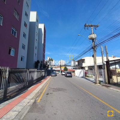 Apartamento com 68m², 3 quartos, 1 garagem, no bairro Barreiros em São José