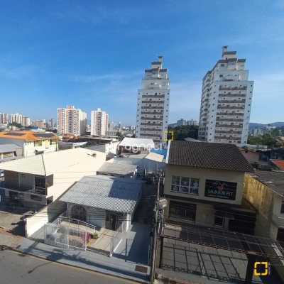 Apartamento com 68m², 3 quartos, 1 garagem, no bairro Barreiros em São José