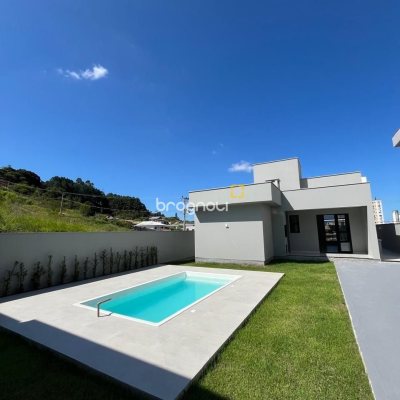 Casa com 144m², 3 quartos (sendo 1 suíte), 2 garagens, no bairro São Sebastião em Palhoça
