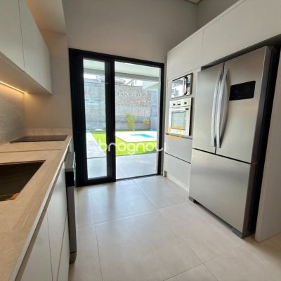 Casa com 144m², 3 quartos (sendo 1 suíte), 2 garagens, no bairro São Sebastião em Palhoça