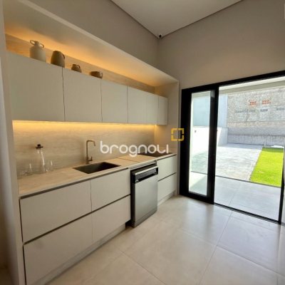 Casa com 144m², 3 quartos (sendo 1 suíte), 2 garagens, no bairro São Sebastião em Palhoça