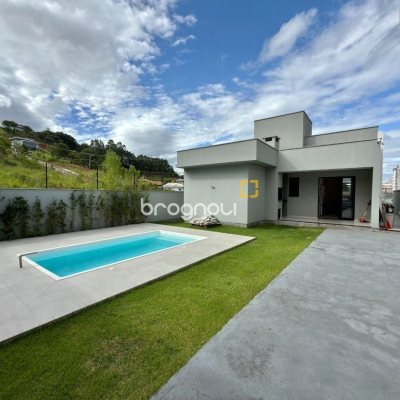 Casa com 144m², 3 quartos (sendo 1 suíte), 2 garagens, no bairro São Sebastião em Palhoça