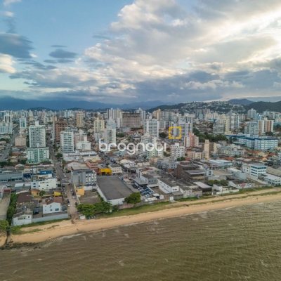 Apartamento com 78m², 3 quartos (sendo 1 suíte), 1 garagem, no bairro Barreiros em São José