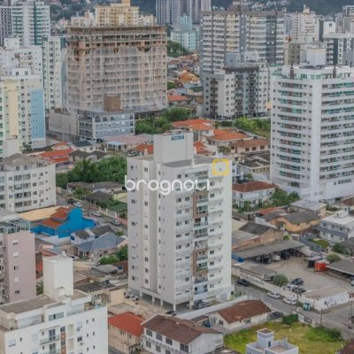 Apartamento com 78m², 3 quartos (sendo 1 suíte), 1 garagem, no bairro Barreiros em São José