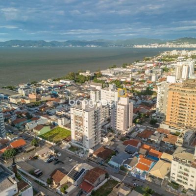 Apartamento com 78m², 3 quartos (sendo 1 suíte), 1 garagem, no bairro Barreiros em São José