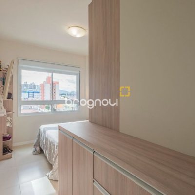 Apartamento com 78m², 3 quartos (sendo 1 suíte), 1 garagem, no bairro Barreiros em São José