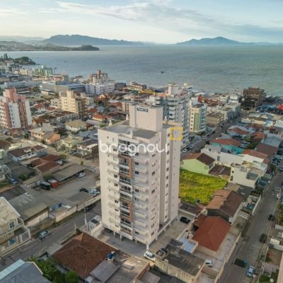 Apartamento com 78m², 3 quartos (sendo 1 suíte), 1 garagem, no bairro Barreiros em São José