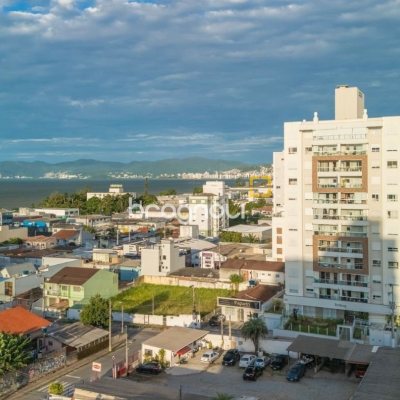 Apartamento com 78m², 3 quartos (sendo 1 suíte), 1 garagem, no bairro Barreiros em São José