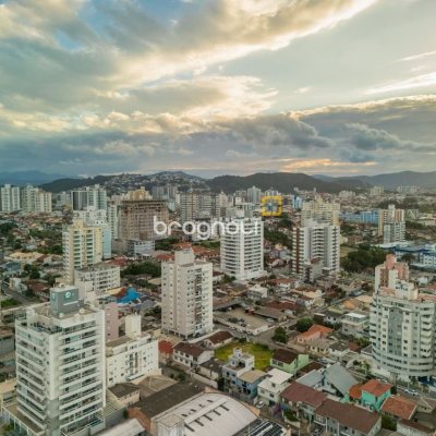Apartamento com 78m², 3 quartos (sendo 1 suíte), 1 garagem, no bairro Barreiros em São José