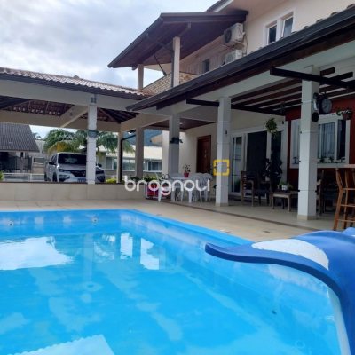 Casa de Condomínio com 278m², 4 quartos (sendo 1 suíte), 4 garagens, no bairro Sambaqui em Florianópolis