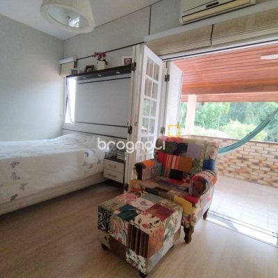 Casa de Condomínio com 278m², 4 quartos (sendo 1 suíte), 4 garagens, no bairro Sambaqui em Florianópolis
