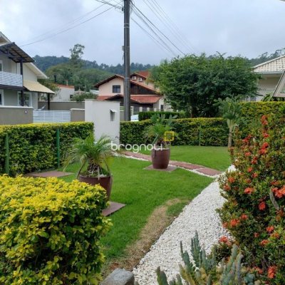 Casa de Condomínio com 278m², 4 quartos (sendo 1 suíte), 4 garagens, no bairro Sambaqui em Florianópolis