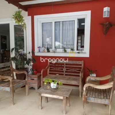 Casa de Condomínio com 278m², 4 quartos (sendo 1 suíte), 4 garagens, no bairro Sambaqui em Florianópolis