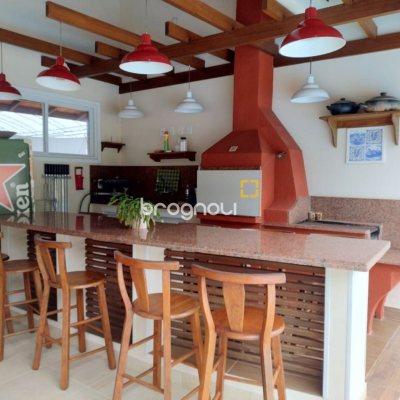 Casa de Condomínio com 278m², 4 quartos (sendo 1 suíte), 4 garagens, no bairro Sambaqui em Florianópolis