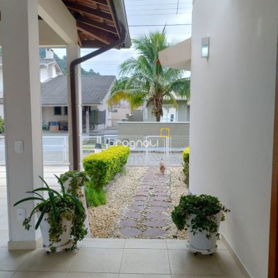 Casa de Condomínio com 278m², 4 quartos (sendo 1 suíte), 4 garagens, no bairro Sambaqui em Florianópolis