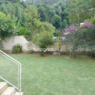 Casa de Condomínio com 278m², 4 quartos (sendo 1 suíte), 4 garagens, no bairro Sambaqui em Florianópolis