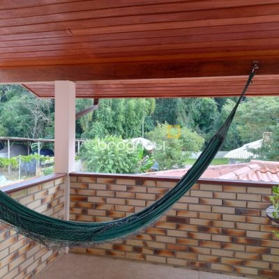 Casa de Condomínio com 278m², 4 quartos (sendo 1 suíte), 4 garagens, no bairro Sambaqui em Florianópolis