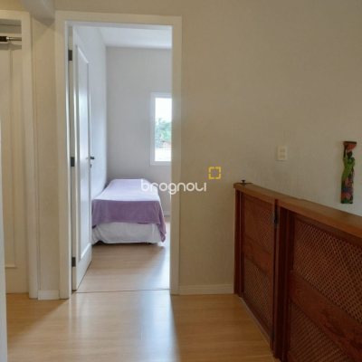 Casa de Condomínio com 278m², 4 quartos (sendo 1 suíte), 4 garagens, no bairro Sambaqui em Florianópolis
