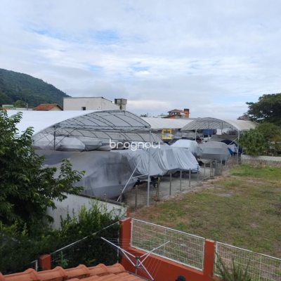 Casa de Condomínio com 278m², 4 quartos (sendo 1 suíte), 4 garagens, no bairro Sambaqui em Florianópolis