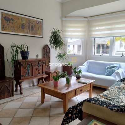 Casa de Condomínio com 278m², 4 quartos (sendo 1 suíte), 4 garagens, no bairro Sambaqui em Florianópolis