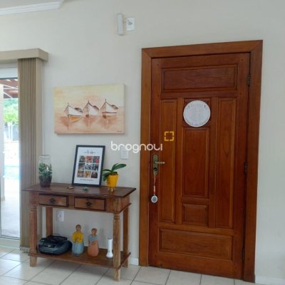 Casa de Condomínio com 278m², 4 quartos (sendo 1 suíte), 4 garagens, no bairro Sambaqui em Florianópolis