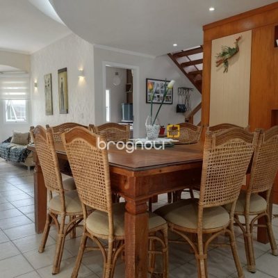 Casa de Condomínio com 278m², 4 quartos (sendo 1 suíte), 4 garagens, no bairro Sambaqui em Florianópolis