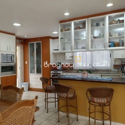 Casa de Condomínio com 278m², 4 quartos (sendo 1 suíte), 4 garagens, no bairro Sambaqui em Florianópolis