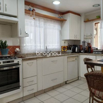Casa de Condomínio com 278m², 4 quartos (sendo 1 suíte), 4 garagens, no bairro Sambaqui em Florianópolis